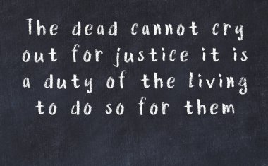 Siyah karatahtaya Tebeşir Bilgisi Yazısı