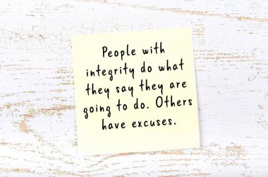 Ahşap duvardaki yapışkan notta bilgece bir alıntı 