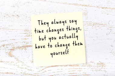 Ahşap duvardaki yapışkan notta bilgece bir alıntı 