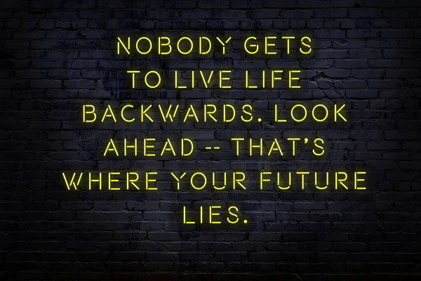 Smart och motiverande citat. Neonskylt på tegelvägg — Stockfoto