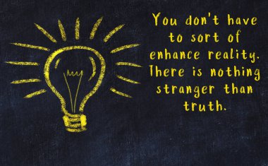 Fikir üretme kavramı. Ampulün tebeşir çizimi. Boşluğu kopyala