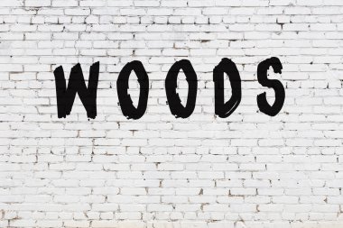 Üzerinde siyah boya yazıtları olan beyaz duvar.