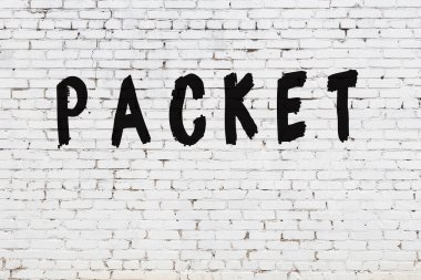 Üzerinde siyah boya paketi olan beyaz duvar.