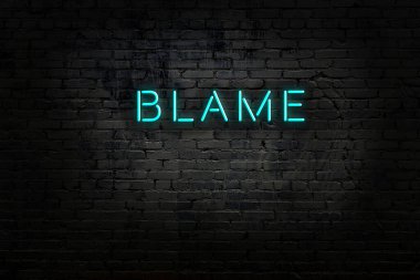 Duvara yazı yazan neon tabela