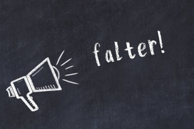 Tebeşir hoparlörü ve yazı tahtada bocalıyor.