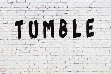 Kelimeler beyaz tuğla duvara yazıldı