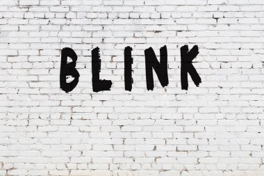 Üzerinde siyah boya olan beyaz duvar yanıp sönüyor.