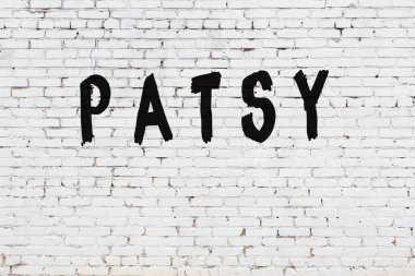 Üzerinde siyah boya olan beyaz duvar.