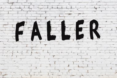 Üzerinde siyah boya yazan beyaz bir duvar.