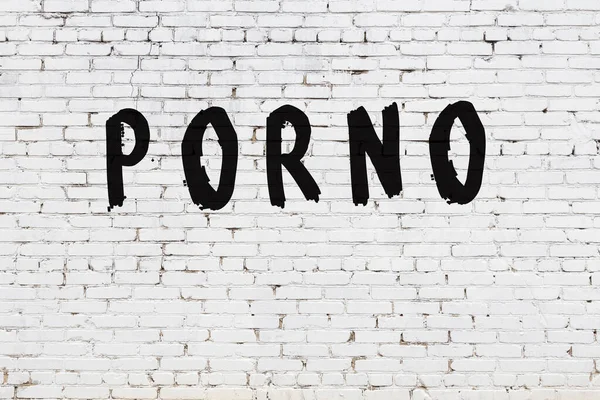 Word porno peint sur mur de briques blanches — Photo