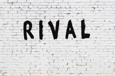 Rakip beyaz tuğla duvara yazılmış.