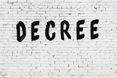 Beyaz tuğla duvara yazılmış bir emir.