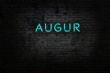 Duvara yazı kazınmış neon levhası.