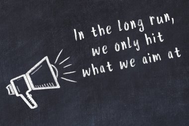 Siyah masaya hoparlör ve motivasyonel alıntının tebeşir çizimi