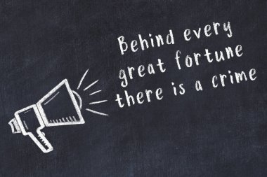 Siyah masaya hoparlör ve motivasyonel alıntının tebeşir çizimi