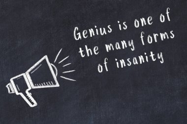 Tebeşir hoparlörü ve siyah masada akıllıca bir alıntı.