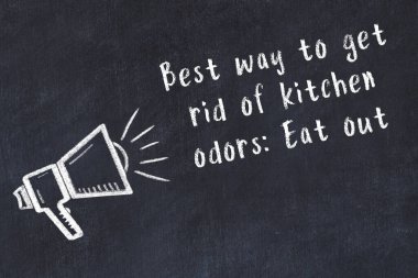 Siyah masaya hoparlör ve motivasyonel alıntının tebeşir çizimi