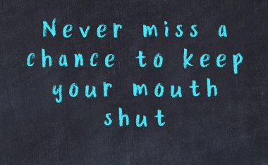 Siyah masadaki akıllı alıntıların tebeşiri.