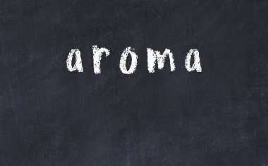Üzerinde aroma yazan tebeşir masası.