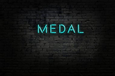 Duvara yazı kazınmış neon levhası