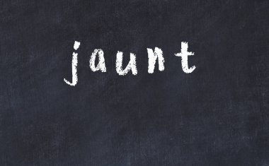 Okul tebeşiri masasında gezinti kelimesi yazılı.