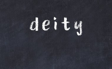 Üzerinde yazıt tanrılığı olan siyah karatahta