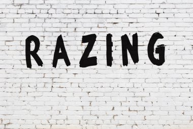 Kelimeler beyaz tuğla duvara yazıldı.