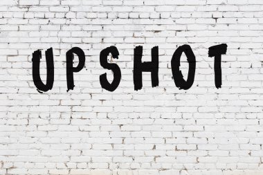 Üzerinde siyah boya yazıları olan beyaz duvar.