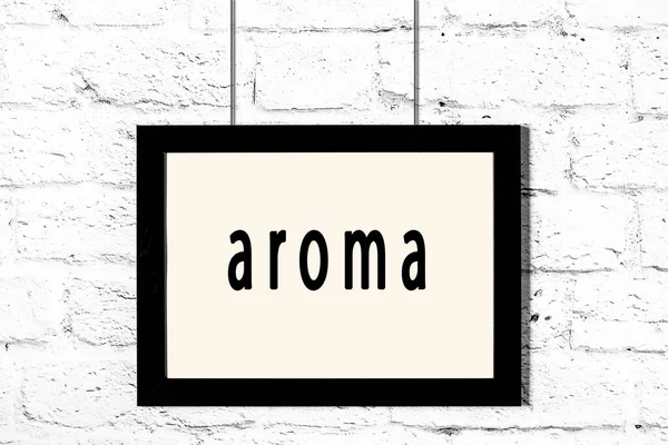 Quadro preto pendurado na parede de tijolo branco com aroma de inscrição — Fotografia de Stock