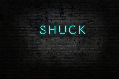 Üzerinde yazı olan neon levhası tuğla duvara dayalı.