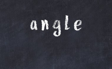 Üzerinde yazı açısı olan siyah karatahta