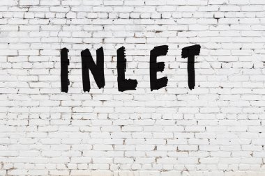 Üzerinde siyah boya amblemi olan beyaz duvar.