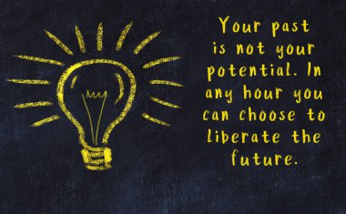 Fikir üretme kavramı. Ampulün tebeşir çizimi. Boşluğu kopyala