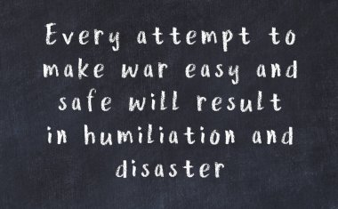 Siyah masadaki akıllı alıntıların tebeşiri.