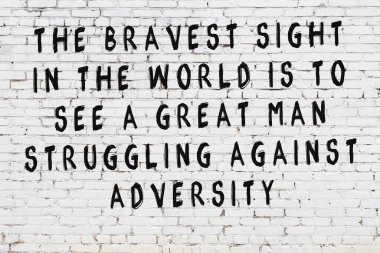 Bilgece alıntıların yazılı olduğu siyah boyanmış beyaz tuğla duvar