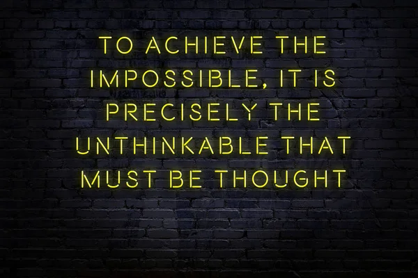 Розумна та мотиваційна цитата. Неоновий знак на цегляній стіні — стокове фото