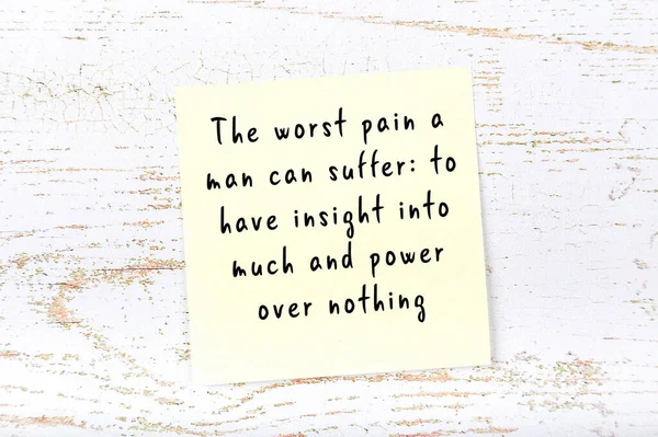 Yellow sticky note on wooden wall with wise quote — Stock Photo, Image