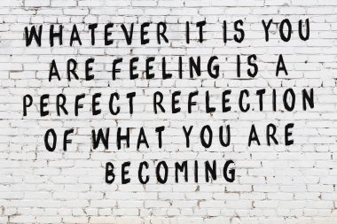 Bilgece alıntıların yazılı olduğu siyah boyanmış beyaz tuğla duvar