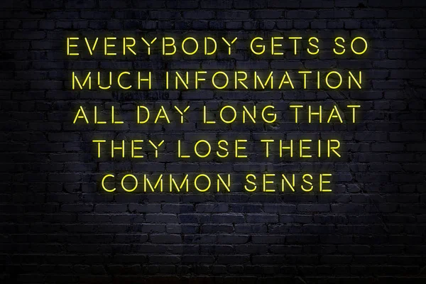 Розумна та мотиваційна цитата. Неоновий знак на цегляній стіні — стокове фото