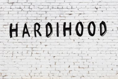 Üzerinde siyah boya yazıtları olan beyaz duvar.