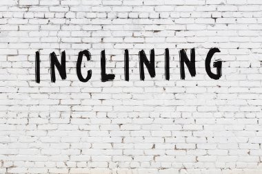 Üzerinde siyah boya olan beyaz duvar.