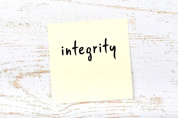 Gele vel papier met woord integriteit. Herinnering — Stockfoto