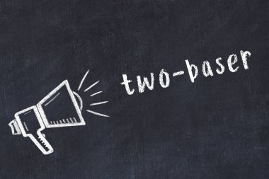 Tebeşir hoparlörü ve yazı siyah karatahtanın iki temel taşı