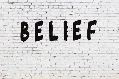 Sözcük inancı beyaz tuğla duvara yazıldı