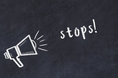 Tebeşir hoparlörü ve yazı tahtada bitiyor.