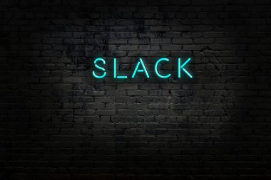 Tuğla duvardaki neon ışıklarının gece görüşü