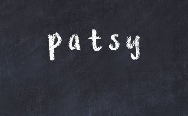 Üzerinde yazı tahtası olan siyah karatahta