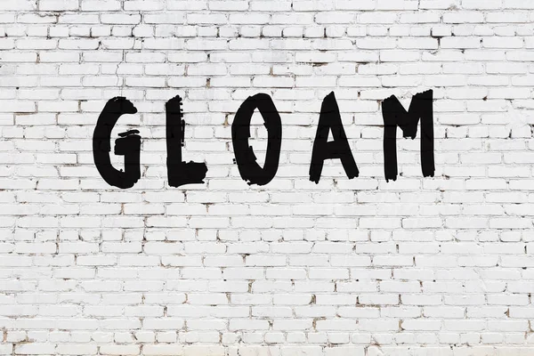 Üzerinde siyah boya olan beyaz duvar.