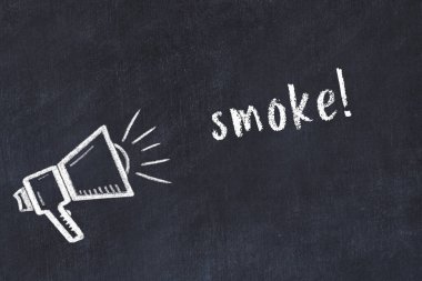 Tebeşir hoparlörü ve yazı dumanı siyah karatahtaya