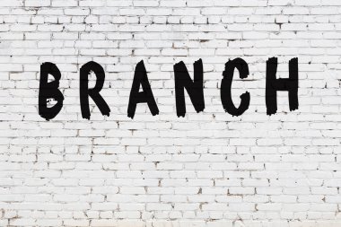 Üzerinde siyah boya olan beyaz duvar.